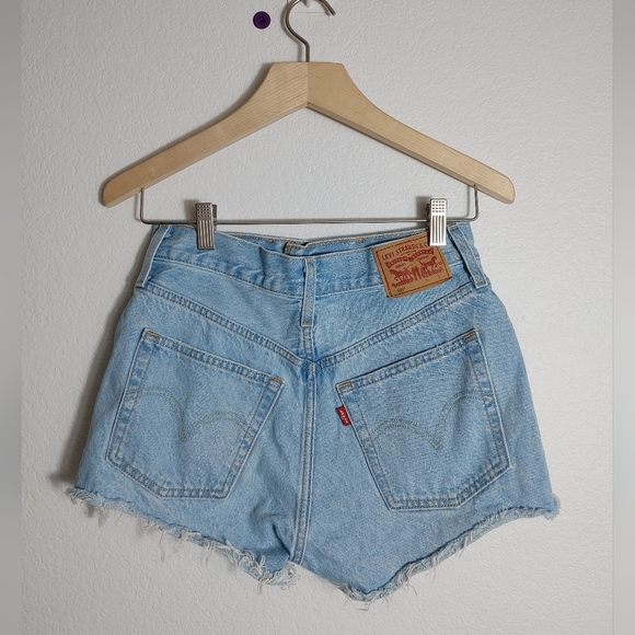 Levi's‎ Women's Cutoff 501 Denim Shorts 26 - Picture 2 of 5